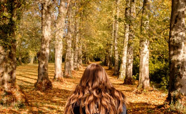 Chute des cheveux en automne : Quelles solutions naturelles ?
